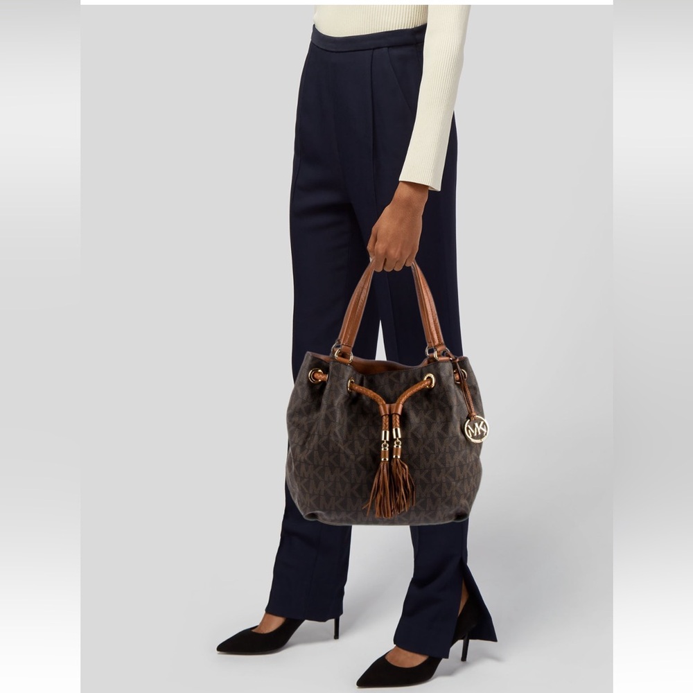 Michael Kors EUC Monogram shoulder bag!